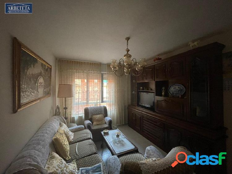 Se vende piso de 3 dormitorios en la zona de Castilla-La