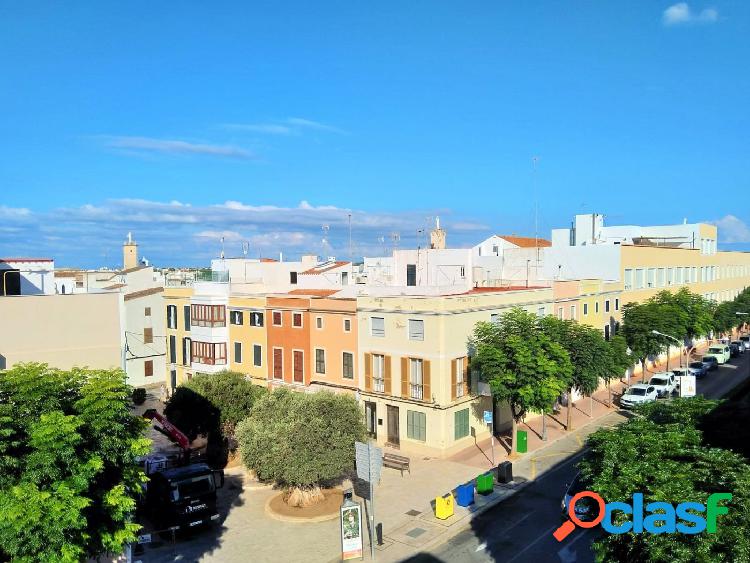 Segundo piso sin terminar en el centro de Ciutadella