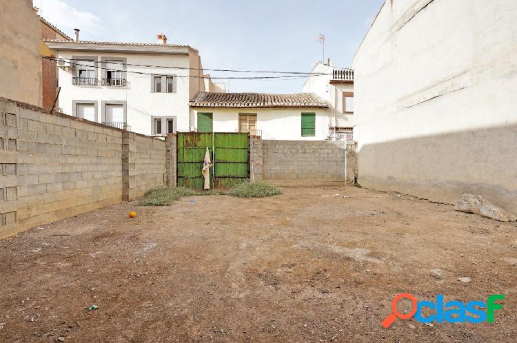 TERRENO URBANO CON CASA A REFORMAR EN EL CENTRO