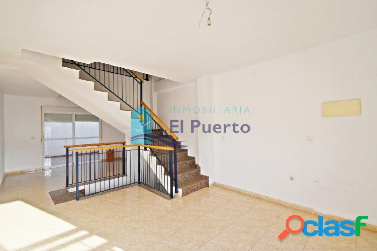 TRIPLEX CON GARAJE CERCA DE LAS PLAYAS DE CALNEGRE Y