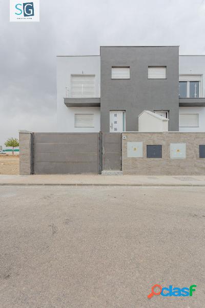 VIVIENDA ADOSADA DE OBRA NUEVA DE 4 DORMITORIOS, PISCINA Y
