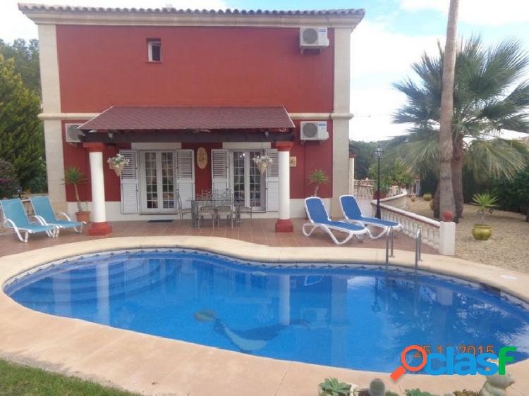Villa con piscina propia en Golf Bahia