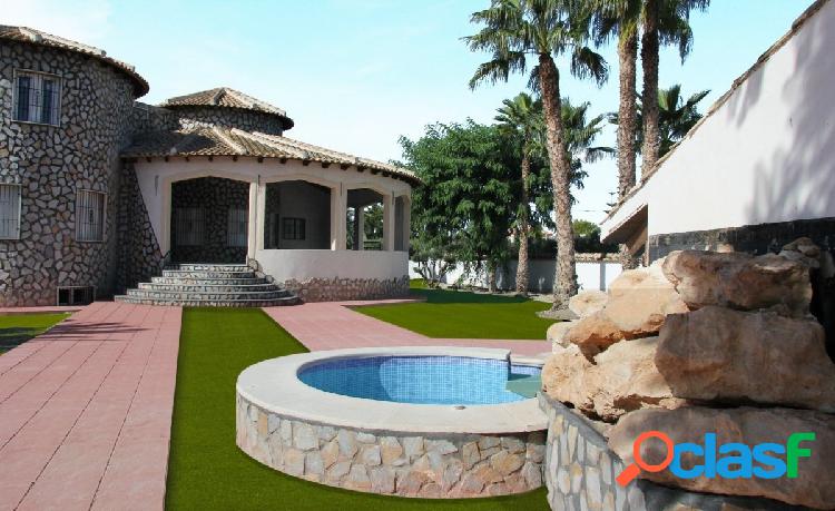 Villa con piscina zona barbacoa y jard\xc3\xadn en Catral,