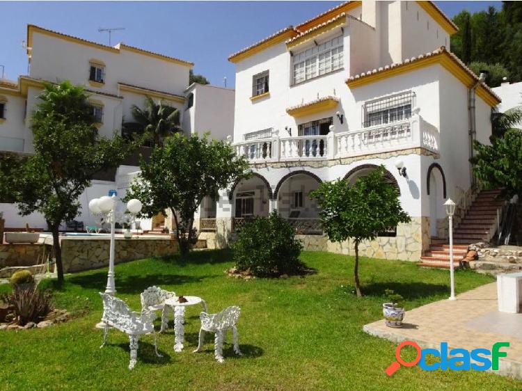 Villa de 4 dormitorios, con terraza, piscina y garaje en El