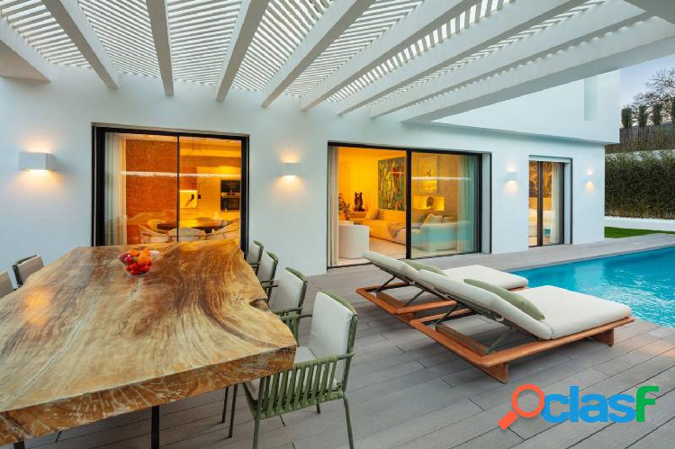 Villa de construcci\xc3\xb3n contempor\xc3\xa1nea en San