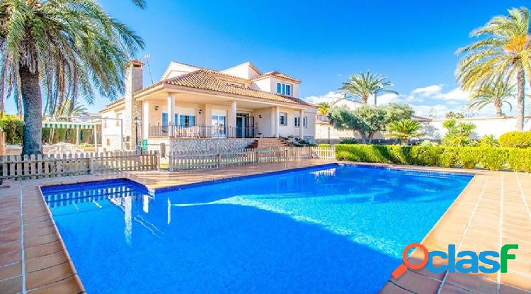 Villa en Mil palmeras: 4 hab, 3 ba\xc3\xb1os, 269 m2 casa,