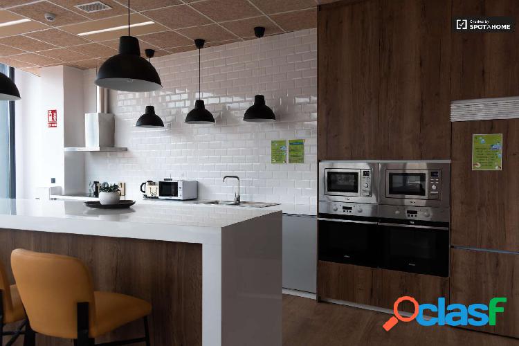 Alquiler de habitaciones en piso de 6 habitaciones en