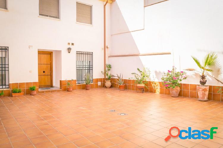 CASA ADOSADA EN SAN AGUSTIN DE TRES PLANTAS