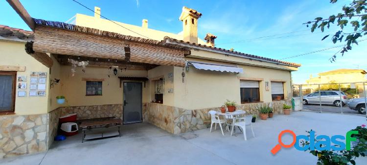 Casa con amplia parcela en Deltebre