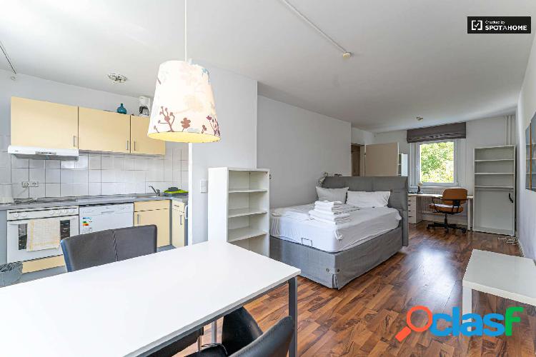 Estudio moderno con balc\xc3\xb3n en Sch\xc3\xb6neberg,