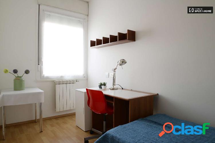 Habitaci\xc3\xb3n amueblada en el apartamento con portero /