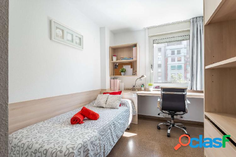 Habitaci\xc3\xb3n luminosa con c\xc3\xb3moda en piso