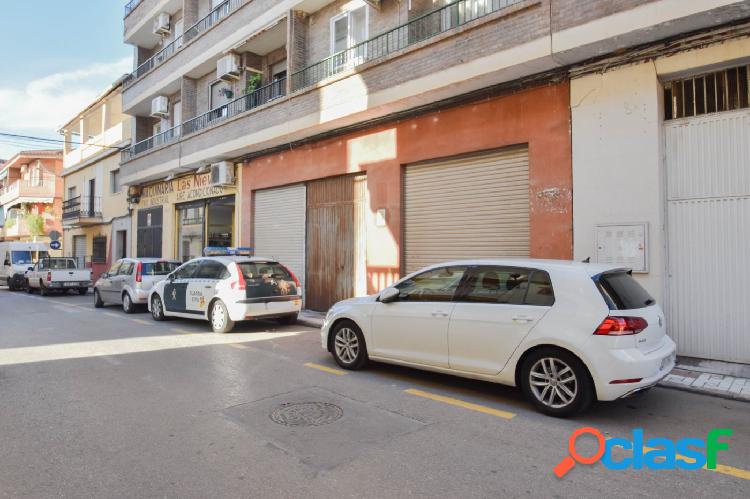 Local en bruto situado junto a la Avenida principal