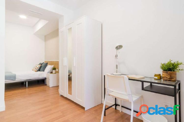 Se alquila habitaci\xc3\xb3n en piso de 11 habitaciones en