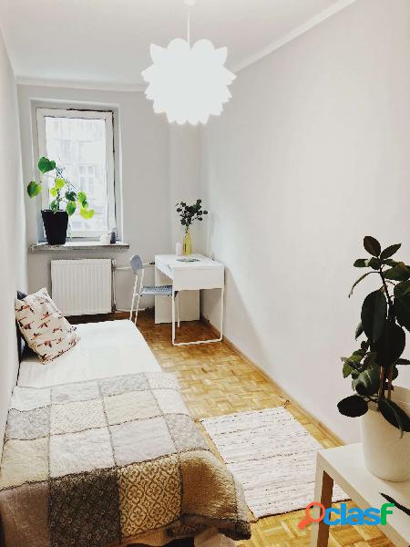 Se alquila habitaci\xc3\xb3n en piso de 4 dormitorios en