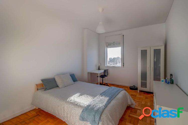 Se alquila habitaci\xc3\xb3n en piso de 7 dormitorios en