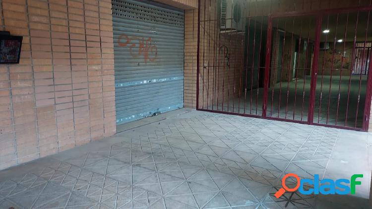 local en muy buena zona con todos los servicios a mano