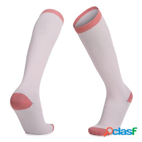 Calcetines deportivos sobre la pantorrilla para correr