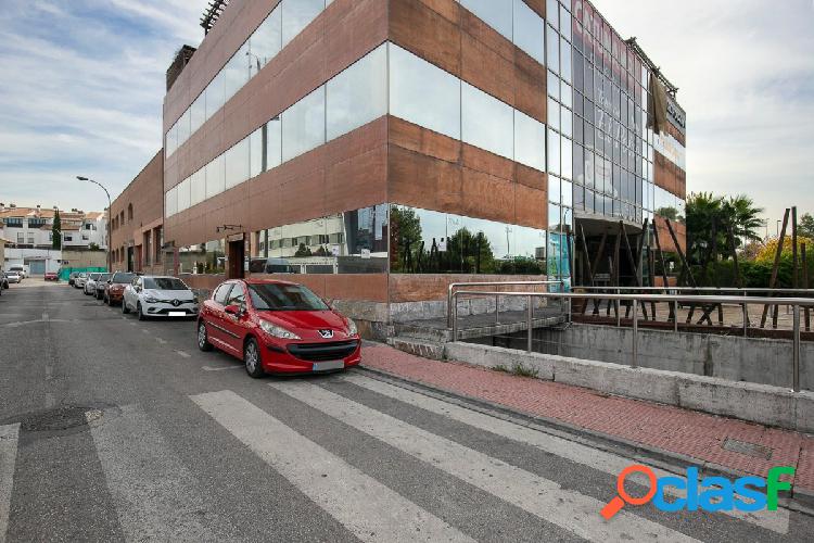 Espectacular edificio a las puertas de Granada, con un uso