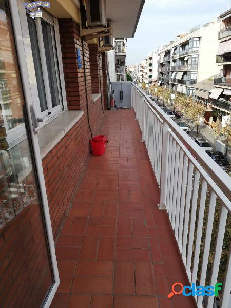 PISO DE 4 HABITACIONES CON BALCON EN CENTRO DE RIPOLLET!!!