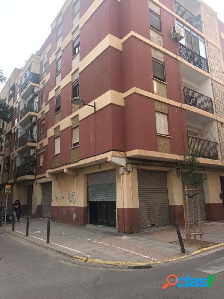 Planta baja esquinera con muchas posibilidades en zona