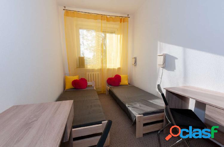 Se alquila habitaci\xc3\xb3n en apartamento de 4 dormitorios