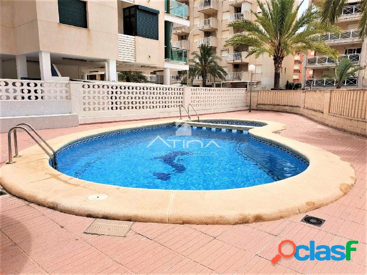 Apartamento con amplia terraza y vistas al mar situado en