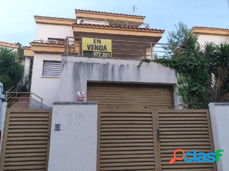 CASA INDIVIDUAL EN VENTA EN URB. VALLDEMAR