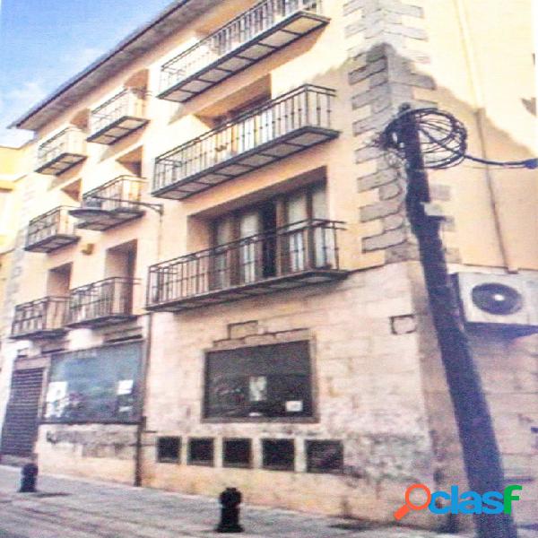 Lote compuesto por 2 pisos de 174 m2 cada uno y local a pie