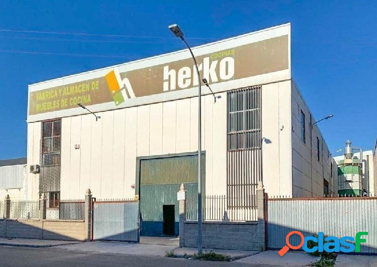 Magn\xc3\xadfica nave industrial de 1.995 m2 construidos,