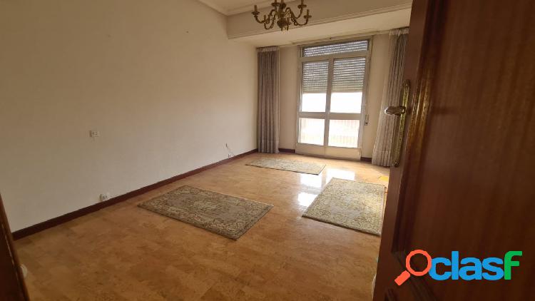 PISO EN ZONA CENTRO, 3 DORMITORIOS, 1 BA\xc3\x91O, ASCENSOR