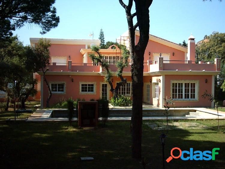 Preciosa villa en Urbanizaci\xc3\xb3n Las Chapas de Marbella