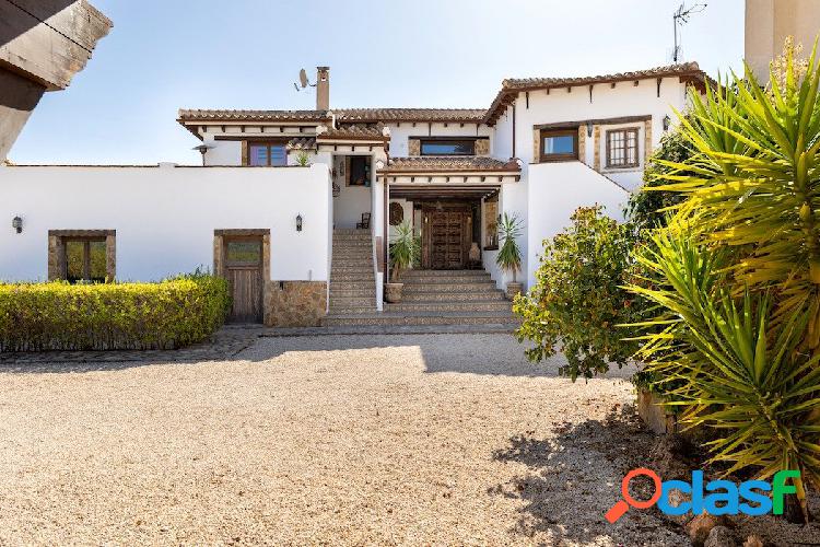 UNA CASA ABIERTA AL CAMPO