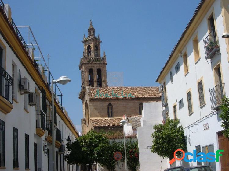 Junto Iglesia San Lorenzo