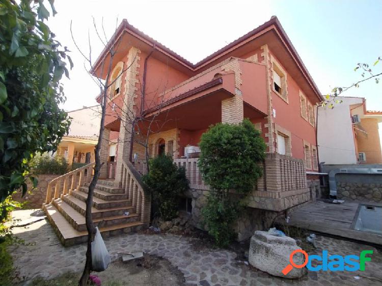 CHALET DE 380 M3 CON 3 DORMITORIOS Y PARCELA DE 288 M2