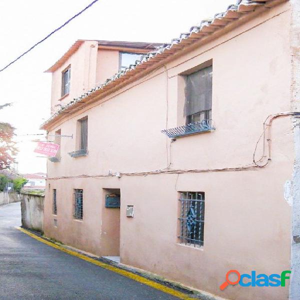 Casa de 2 plantas, para reformar, situada en la parte baja