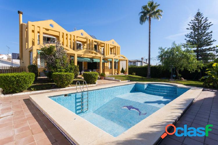 Luminoso y caracter\xc3\xadstico chalet independiente con