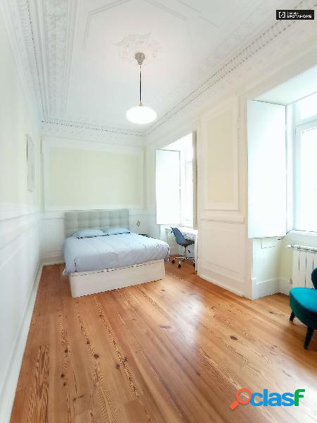 Se alquila habitaci\xc3\xb3n en apartamento de 5 dormitorios