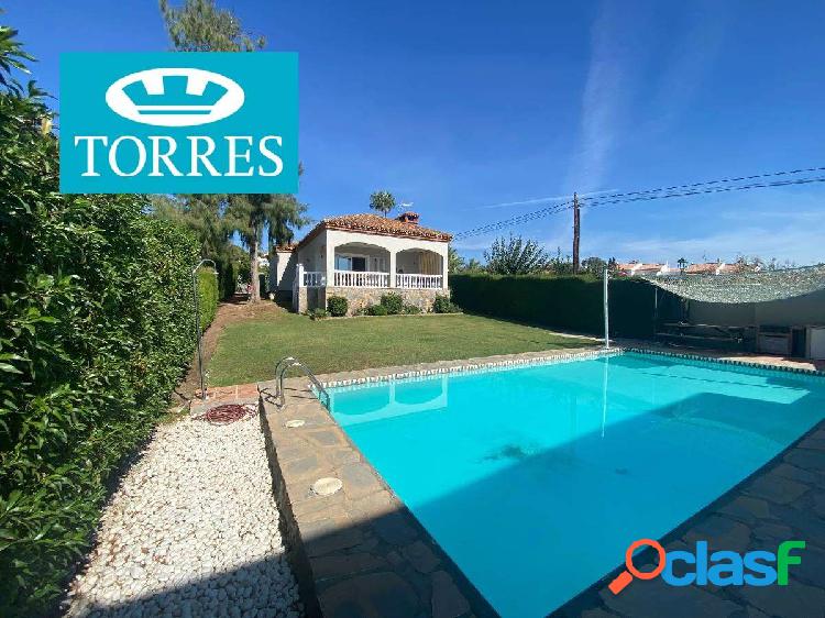 Villa con jard\xc3\xadn y piscina privada - Urb Don Pedro,
