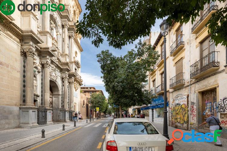 CASA-EDIFICIO PARA REFORMAR EN CALLE EMBLEMATICA DE