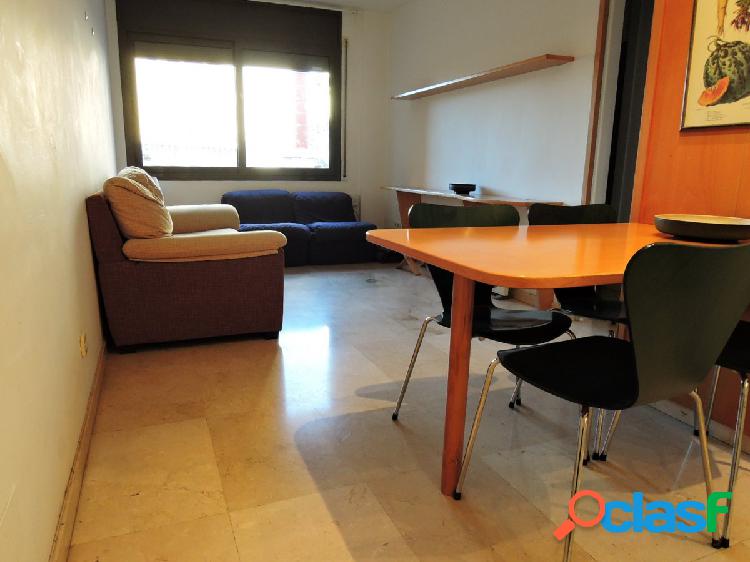 Piso con muebles y electrodom\xc3\xa9sticos junto plaza del