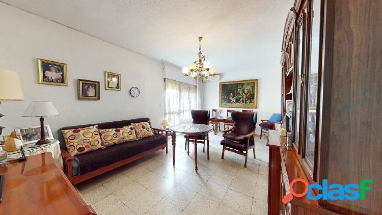 Amplio piso de 3 habitaciones con terraza y ascensor en zona