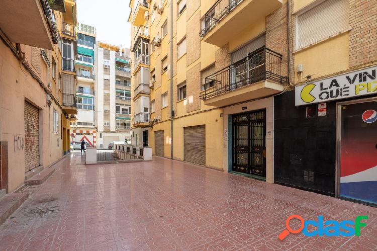 Local comercial en zona Hipercor - Agustinos con 2 huecos a