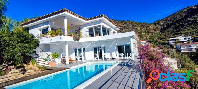 Magnífica villa con vistas al mar con piscina y huerto.