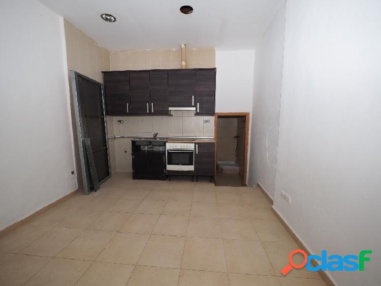 SE VENDE LOCAL COMERCIAL, HABILITADO COMO VIVIENDA EN