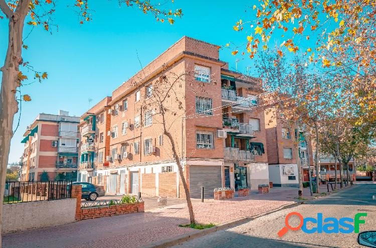 AMPLIA VIVIENDA EN ZONA SANTA ROSA CON TERRAZA Y TRASTERO!!