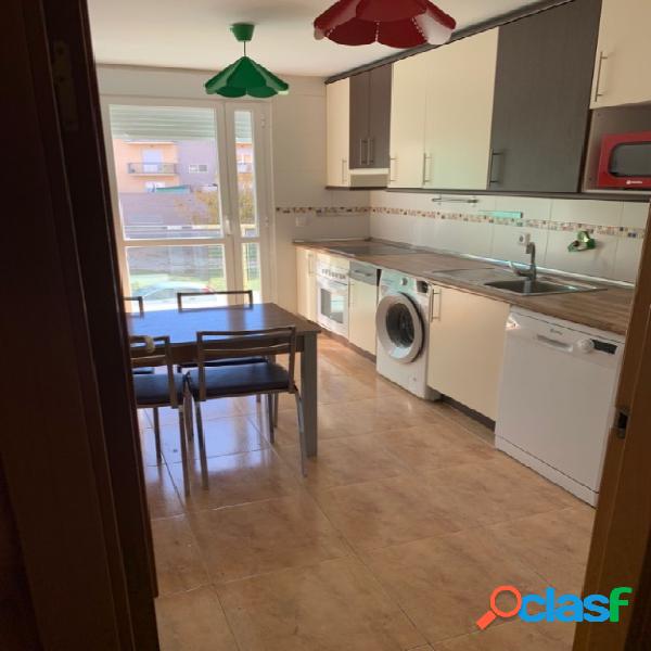 AMPLIO PISO DE 3 HABITACIONES Y 2 BAÑOS EN AVENIDA LA
