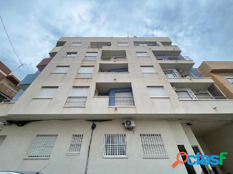 Apartamento de 2 Dormitorios en Venta en Torrevieja Cerca a