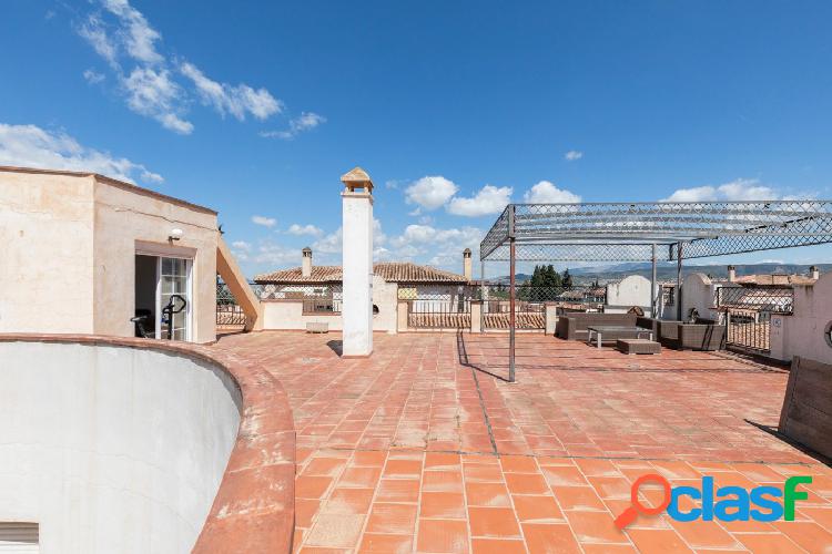 Aticazo con 180 metros de terraza y piscina comunitaria en