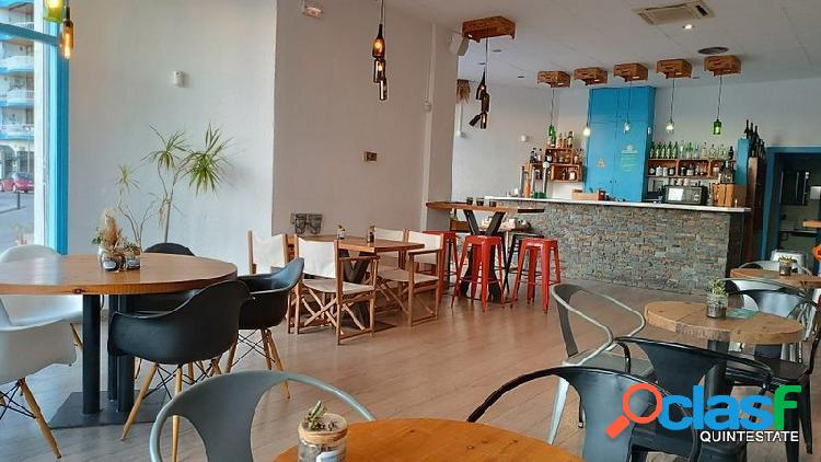 Bar-restaurante con vistas al mar en la zona de puerto de